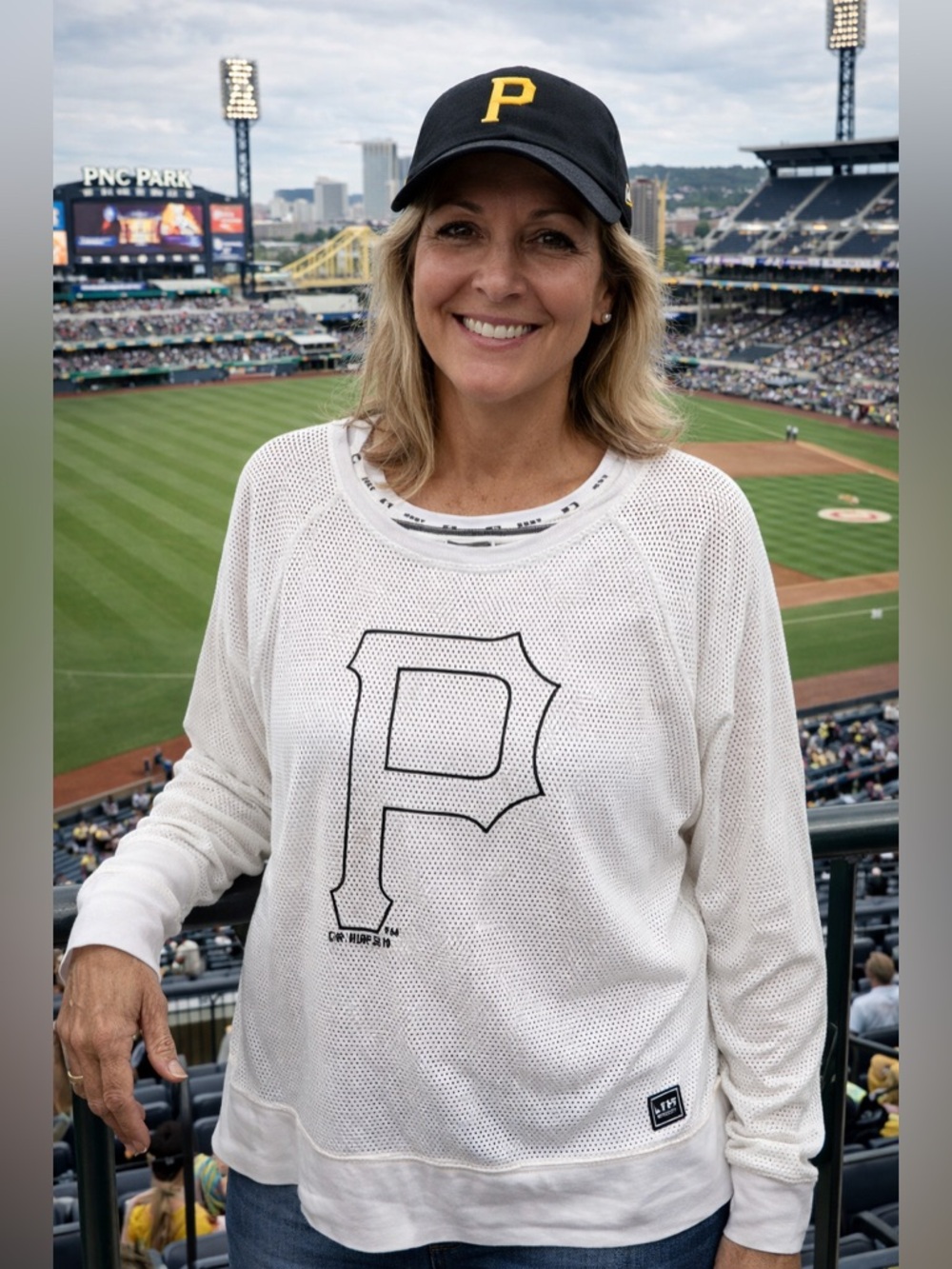 DKNY Pittsburgh Pirates White Mesh Long Sleeve Top Women’s Large MLB Licensed